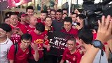 王者归来！保利尼奥飞抵广州 恒大球迷热情接机