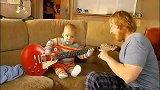 [搞笑]国外可爱Baby要爸爸的吉他弹