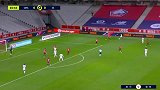 第11分钟里昂球员埃卡姆比射门 - 打偏