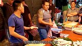 小伙街头摆摊卖鱼，口才好的引路人围观，这技能也太6了
