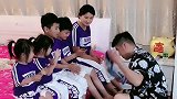 妈妈两胎生了两对龙凤胎，爸爸在家的地位竟然是这样，尴尬了