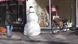 外国街头恐怖雪人吓狗，这反应太真实了