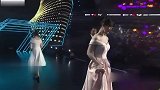 年度盛典：杨紫穿着一袭露肩长裙上台领奖，简直美翻了
