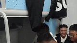 男生被室友们围住，衣柜都被室友们弄掉了