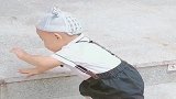1岁半的双胞胎宝宝，这台阶下的太早了吧，笑死我了