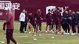 新国足肇庆进行首次训练 邵佳一教练组亲自示范动作