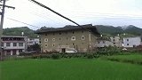 下雨天接亲，伴娘团抬着嫁妆刚到，个个太美了