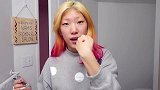 小姐姐嫌眉毛过于稀疏，涂上橙色眉粉后，瞬间漂亮又可爱！