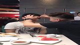 给弟弟修眉，旁边服务员看呆，画面感真逗！