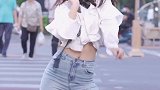 道路中间女神热舞，还好没有阻碍交通！
