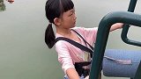 8岁萌娃挑战蹦极，这反应速度太快了，为她的勇气点赞！