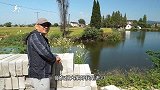 安徽农村一破旧老房子，人去房空多年，为啥不拆？带你进去看一看