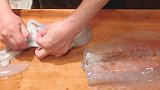 如何处理一只巨型乌贼？日本大厨全过程秀刀工，看完你想尝尝吗