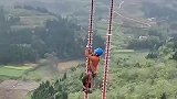 这就是亲戚介绍的工作，三千五一个月，他不知吃了多少回扣！