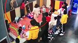 孩子在饭店游乐场玩耍起争执 两家长竟推搡殴打对方小孩