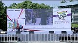 跑步-16年-七彩跑南京站:个性大叔身穿性感肌肉紧身衣帅气冲过终点-花絮