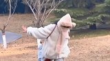 一个女生在公园里跳舞