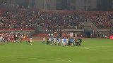 实拍津门虎全队赛后围堵主裁 主裁只能被护送离场