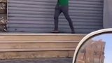 看你下次还敢不敢乱拍了