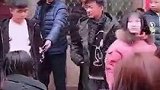 王宝强回老家过年，全村人排队合影