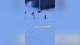 胡杏儿一家吉林滑雪，仨儿子长相像三胞胎，李承德给老婆拉车好甜