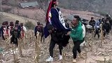 四川凉山彝族风俗，新郎的弟弟把新娘扛上山，头一次见