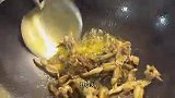田鸡和鳝鱼随便一炒真的太好吃，鲜掉眉毛的那种，汤汁拌饭是一绝