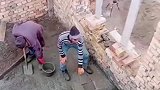 盖房子不用机器了，上料全靠人工，老家生活过的人都见过！