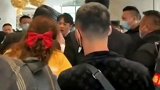 辛巴 因粉丝堵路被酒店方驱赶，辛巴怒斥保安经理，几欲动手！并聚众要求经理道歉！