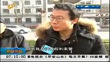 早安山东-20120324-济南:大风吹掉护栏轿车挨砸