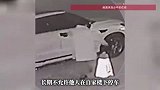 不满楼下停车大妈强行掰坏后视镜，车主回应：已报警