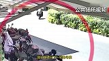 女子抖飞2万现金，天降钞票雨众人捡钱，2万悉数归还