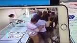 男子抢劫金店逃跑失败 被多人围殴