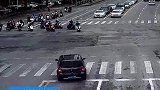 电动车闯红灯碰撞小车，外卖小哥腾空翻滚360度
