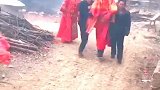 新娘把新郎娶回来了，新娘的家人在门口已经等待多时