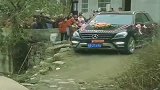 婚车出发了，看这司机的技术也是没谁了，也不知道能不能出村口