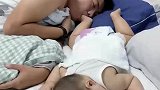 爸爸和宝宝一起睡觉，宝宝把脚伸到爸爸嘴里爸爸浑然不知