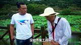 男子在荷花园里随地小便，小伙急忙上前制止