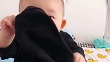 小情人这是在表演魔术吗本来在啃右手，抬起头来瞬间变了！