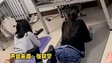 大学女生在宿舍地上练游泳：陆地上练熟了才能下水。网友笑称：“陆游死”游泳