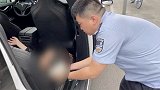 四川成都：汽车变产房!丈夫为妻子接生，民警化身医护相助