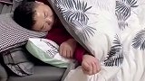 爸爸睡觉呼噜声太大被赶到客厅，没想到又伤害到另一幼小心灵