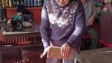 大妈徒手一次劈开3块砖头，身后大爷默默拍手叫好