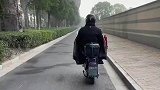 女子骑车在路上，被前方男子别了一路，网友：这种男人心眼小