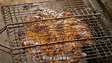 新疆除了烤全羊还有烤鱼，鱼肉也能烤的流油，再配着烤馕简直太香
