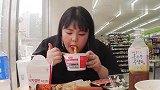 胖妹子吃泡面、盒饭和香肠，吃出了大餐的味道