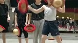 六名少年排练杂技草帽，配合默契动作行云流水
