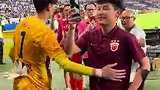 上海德比赛后武磊躺枪被骂 淡定掏出手机拍下这一幕