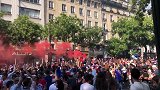 红色烟雾弹都放了！法国球迷街头狂欢高歌庆祝