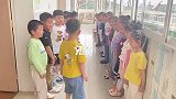 大型“相亲”现场！幼儿园男女牵手互选同桌，网友：男追女隔座山